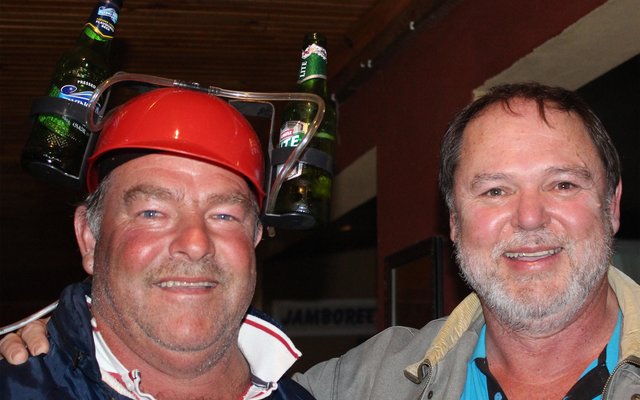 Links vertoon Oubaas Lesch sy “moeg-word-bestande-hoed”, met Frans Claassen langs hom